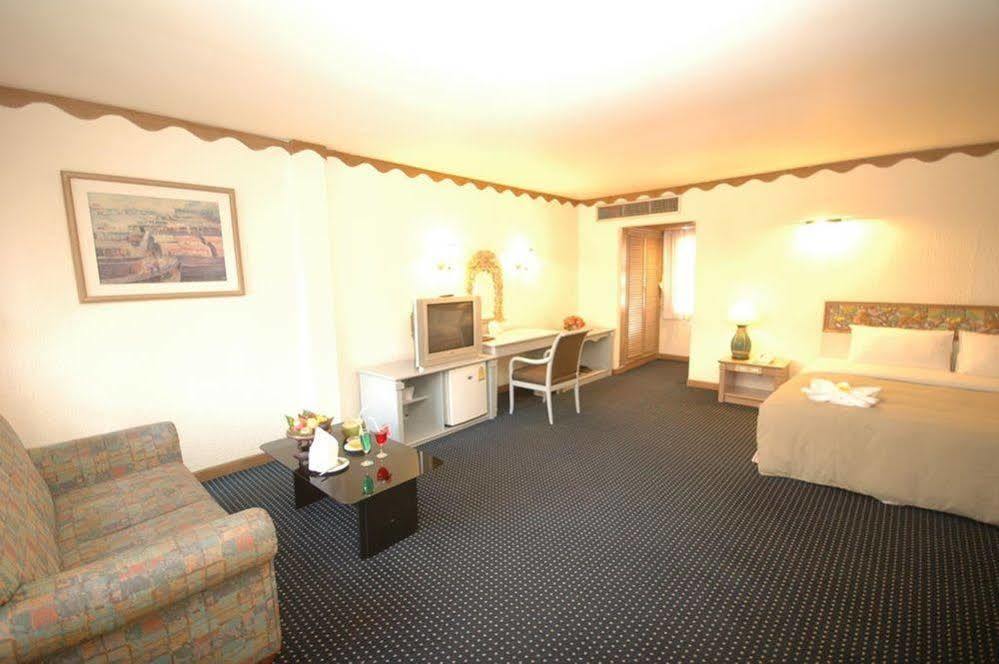Lopburi Inn Hotel Екстер'єр фото